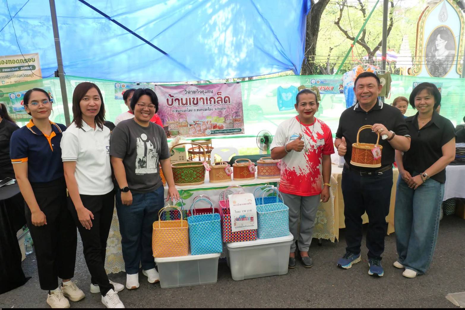 title - เลขาธิการ ส.ป.ก. เยี่ยมทักทายเกษตรกรและซื้อสินค้าในบรรยากาศวันสุดท้ายของการออกร้านขายสินค้า จากเขตปฏิรูปที่ดิน ส่งท้ายงานครบรอบ 51 ปี ส.ป.ก. ณ สำนักงานการปฏิรูปที่ดินเพื่อเกษตรกรรม